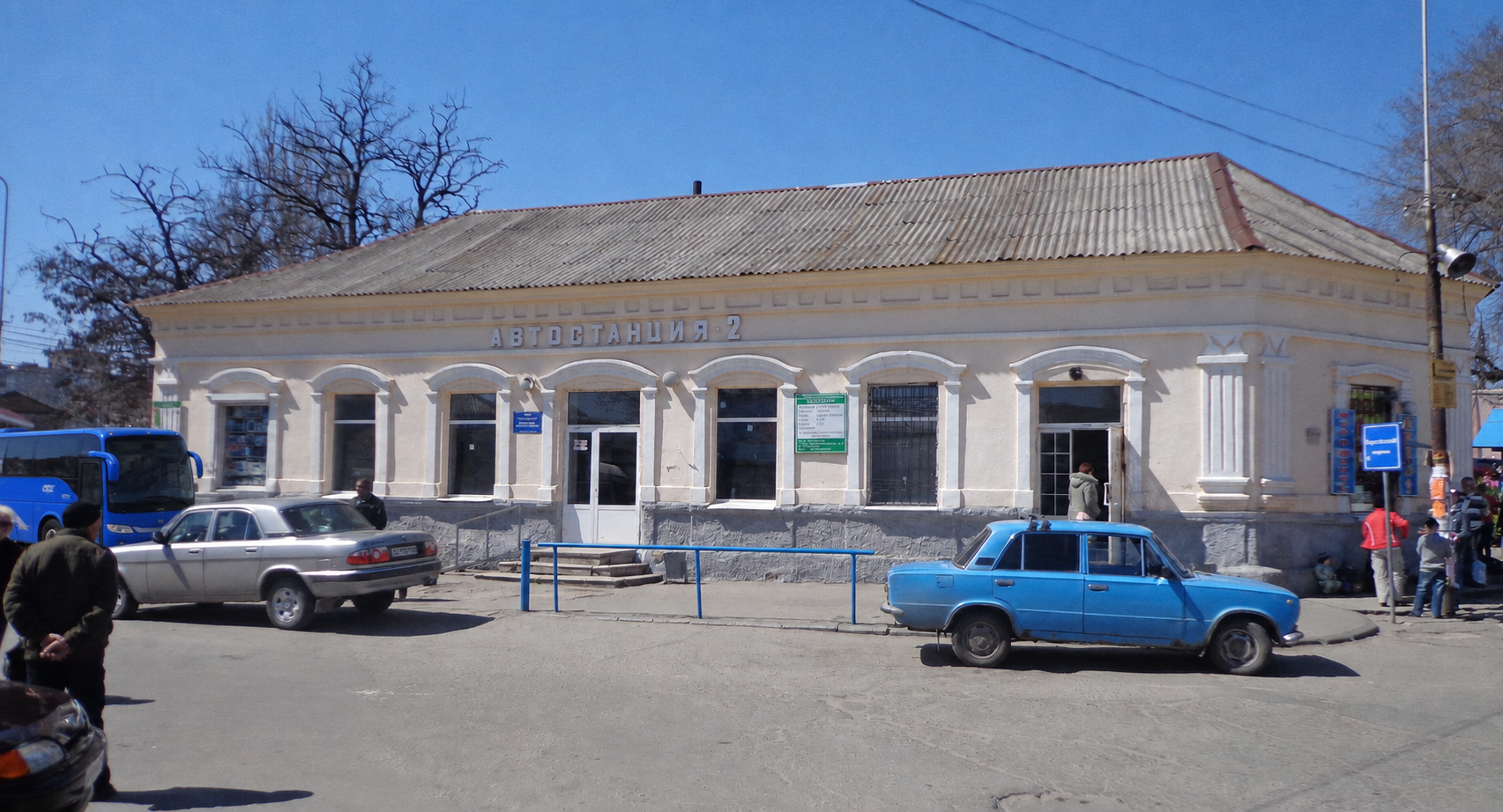 Автостанция № 2 в Мелитополе с добавленным иллюстративным синим автобусом